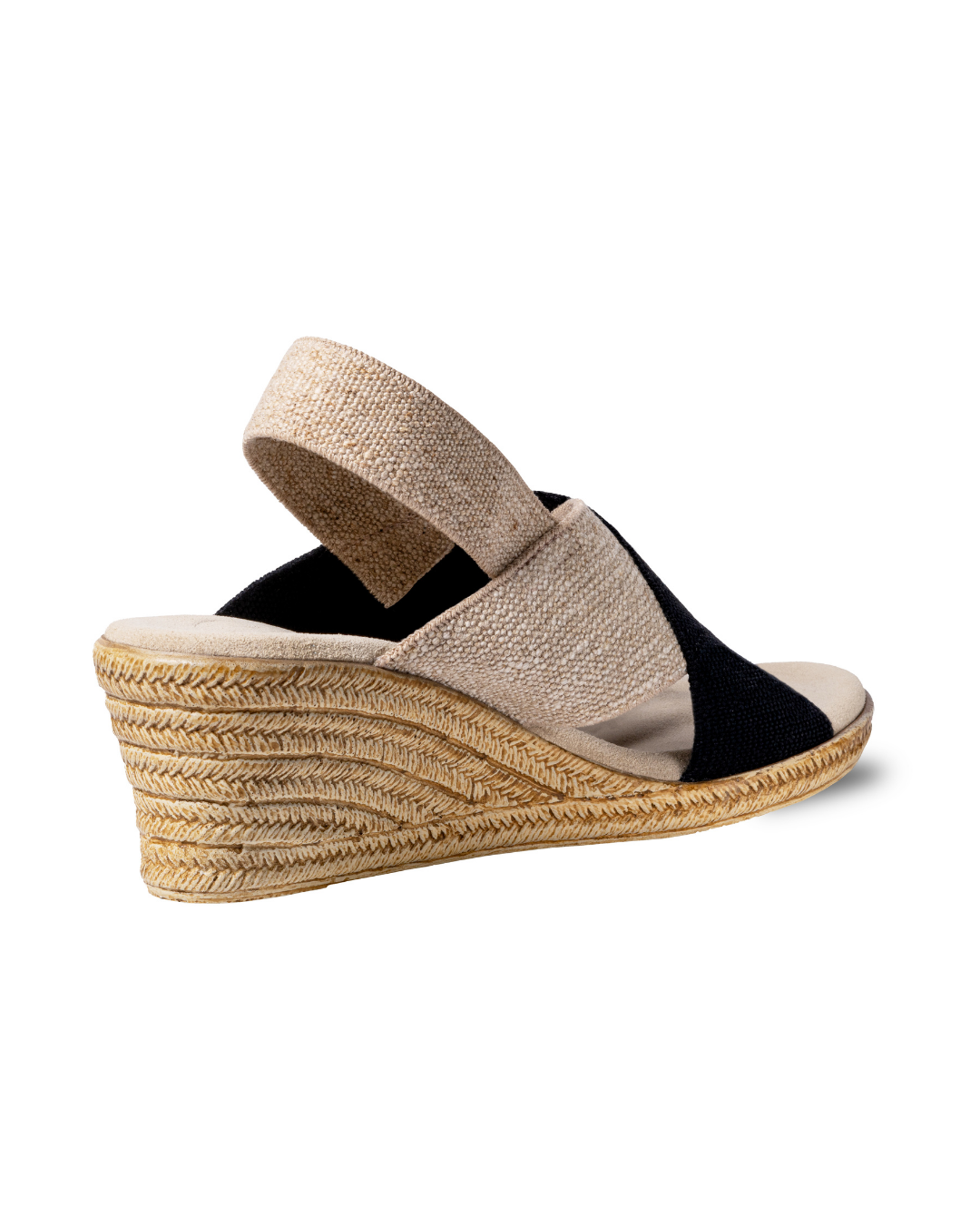 Zapatos negros Emilia de SanMiguelShoesmx, estilo elegante con detalles modernos, vistos desde un ángulo lateral.