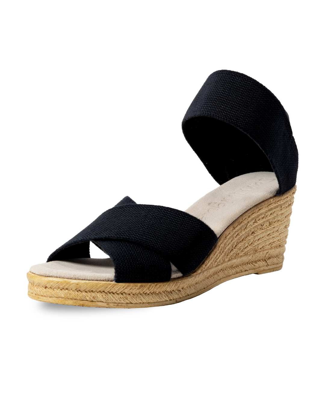 Zapatos negros Fiorella SanMiguelShoesmx con diseño elegante y detalles en cuero, mostrados en primer plano sobre fondo neutro.