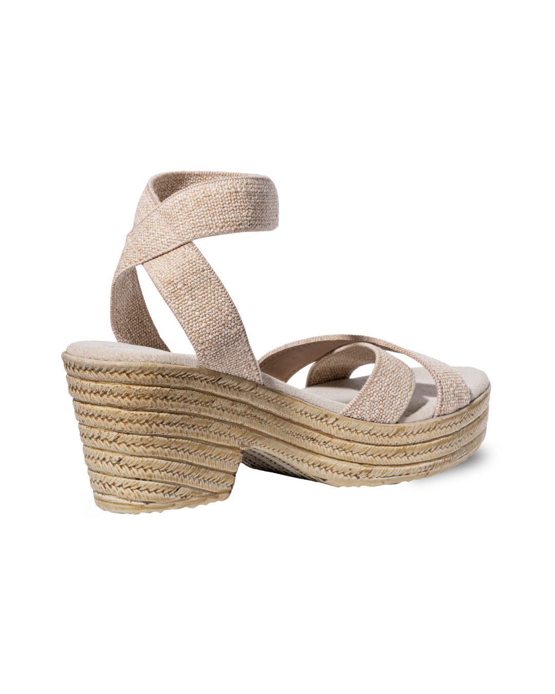 Daliah Lino de SanMiguelShoesmx, sandalias de tacón con diseño elegante y detalles en tonos neutros.