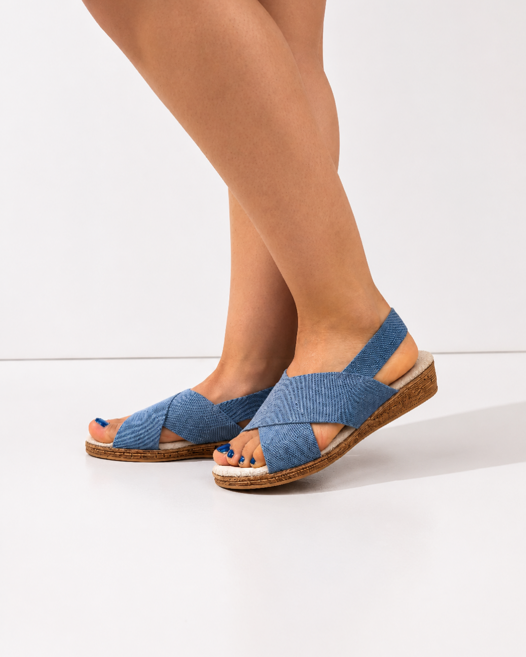 Zapatos Nicole Índigo de SanMiguelShoesmx, sandalias con tiras y tacón bajo en tono azul índigo, en vista lateral.