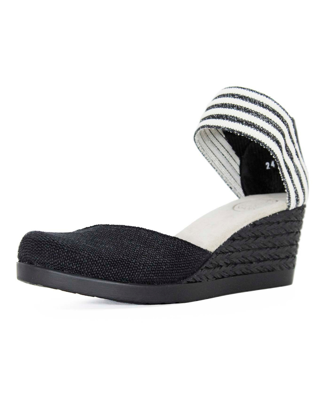 Zapatos negros Vegas de SanMiguelShoesmx, estilo elegante y moderno, con detalles de diseño en la parte superior y suela resistente.