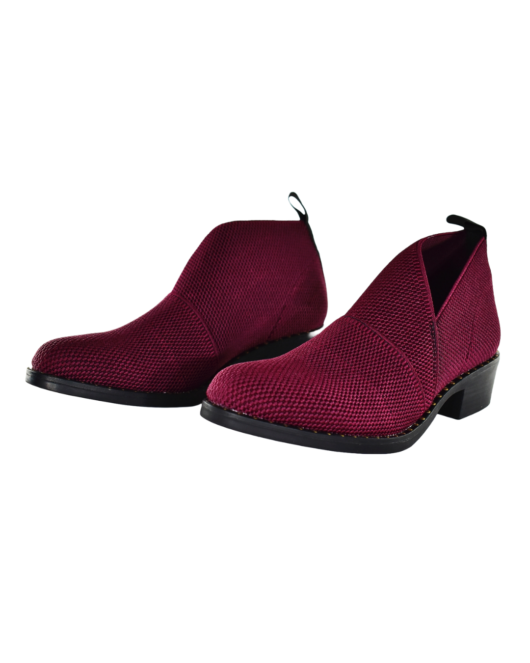 Zapatos Amira Vino de SanMiguelShoesmx en color vino, con diseño elegante y detalles de textura en la superficie.