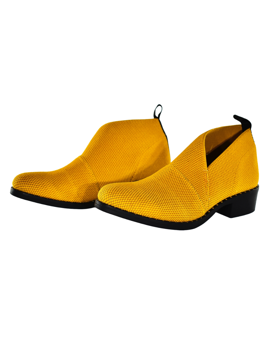 Zapatos Amira Mostaza de SanMiguelShoesmx, vista frontal de calzado casual con suela blanca y diseño elegante.
