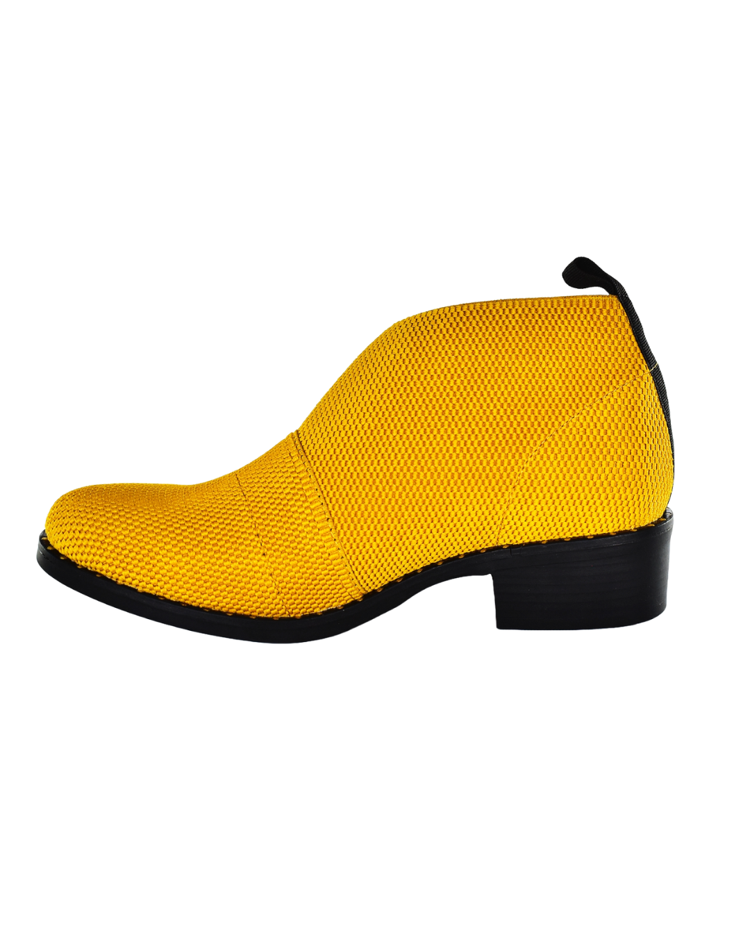 Zapato tipo mocasín Amira Mostaza de SanMiguelShoesmx, con diseño elegante y textura suave, visible en la imagen.