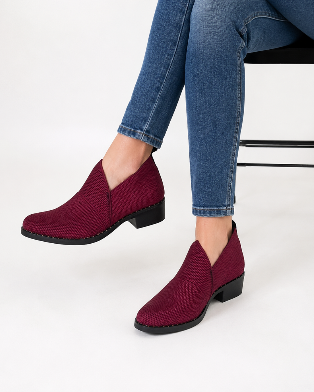 Zapatos de mujer Amira Vino de SanMiguelShoesmx, calzado elegante en tono vino con diseño moderno y cómodo.