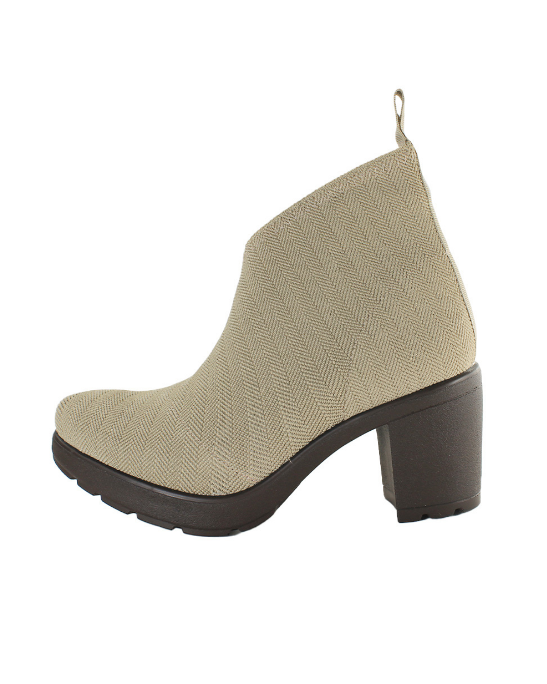 Zapatos Mayte Beige de SanMiguelShoesmx, calzado femenino con diseño elegante y color neutro, visto desde el ángulo frontal.