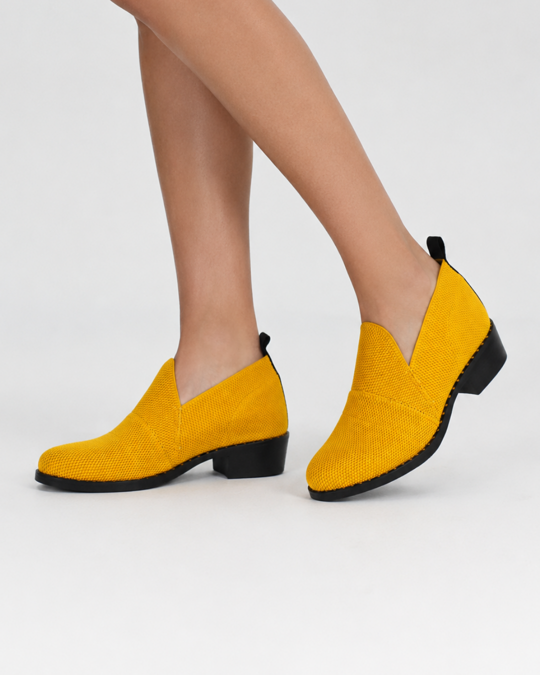Zapatos Amira Mostaza de SanMiguelShoesmx, calzado femenino con diseño elegante y color amarillo vibrante.