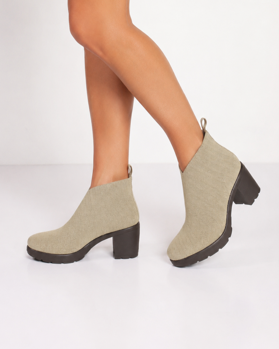 Zapatos beige Mayte de SanMiguelShoesmx con diseño elegante y cómodo, mostrados en primer plano sobre fondo neutro.