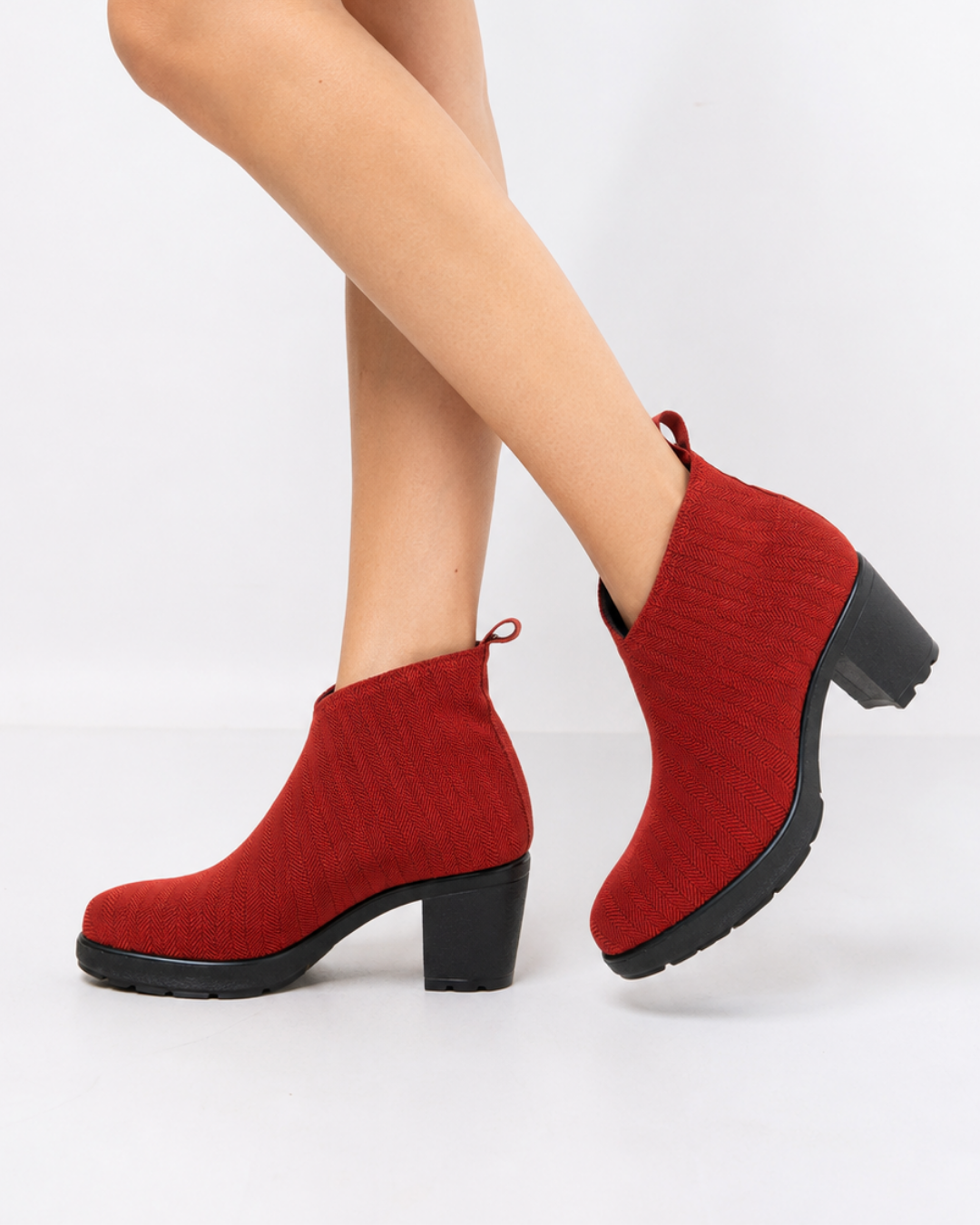 Zapatos Mayte Cereza de SanMiguelShoesmx, sandalias rojas con tiras y plataforma, decoradas con detalles elegantes.