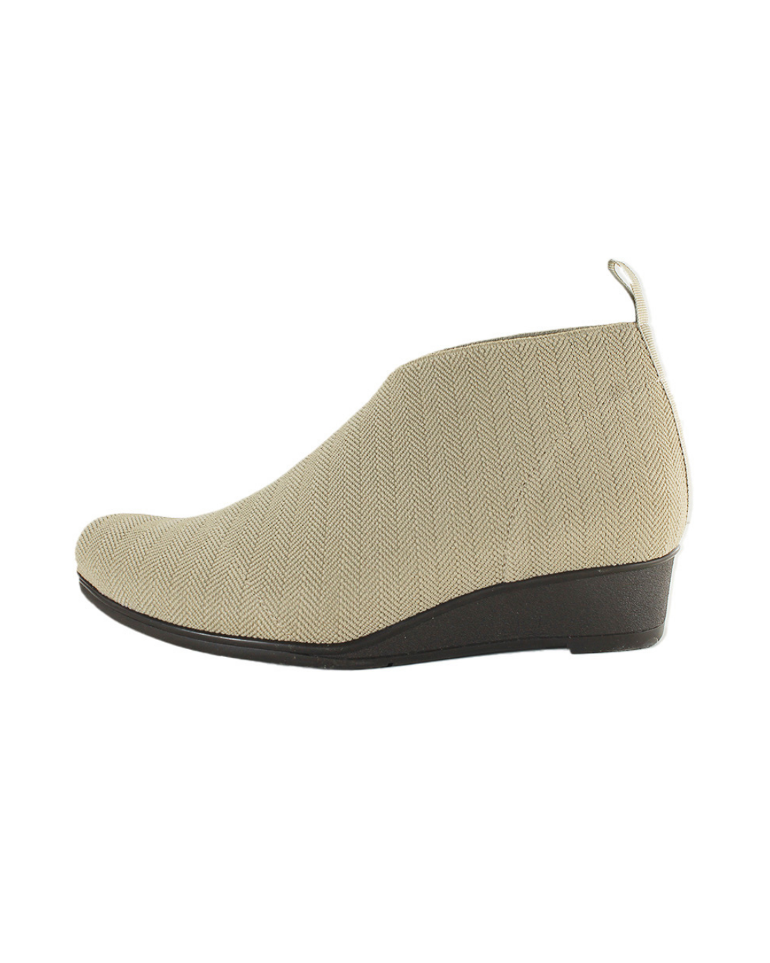 Zapatos beige Alabama SanMiguelShoesmx en cuero con detalles elegantes y diseño cómodo para mujer.