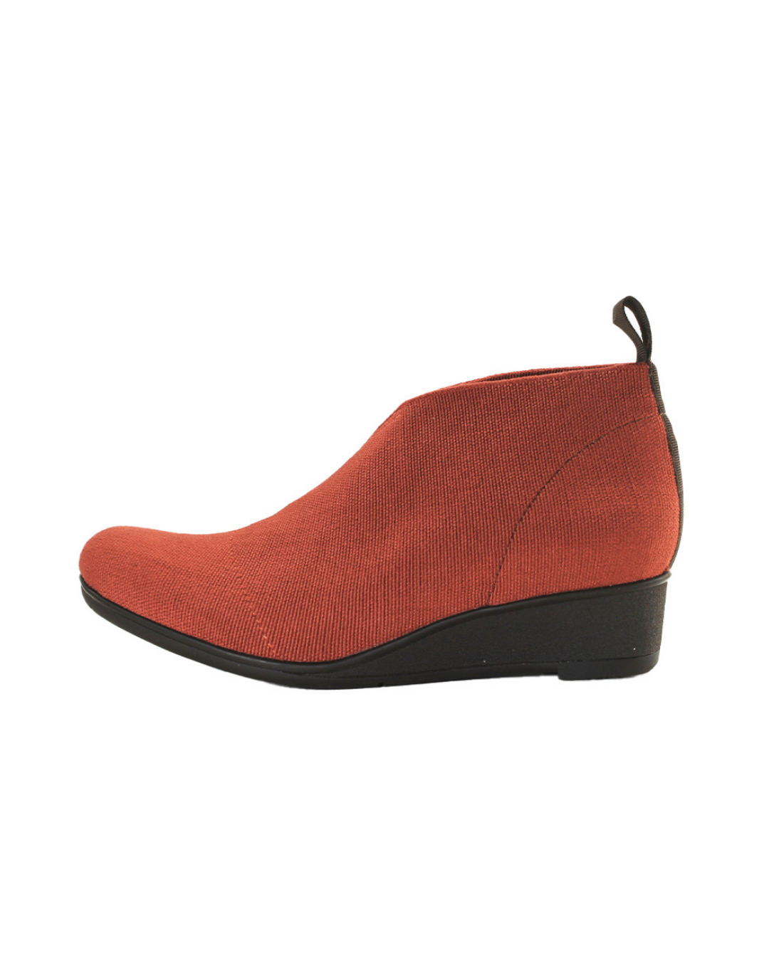 Zapatos Alabama en terracota de SanMiguelShoesmx, con diseño elegante y detalles en cuero, visibles en la imagen.