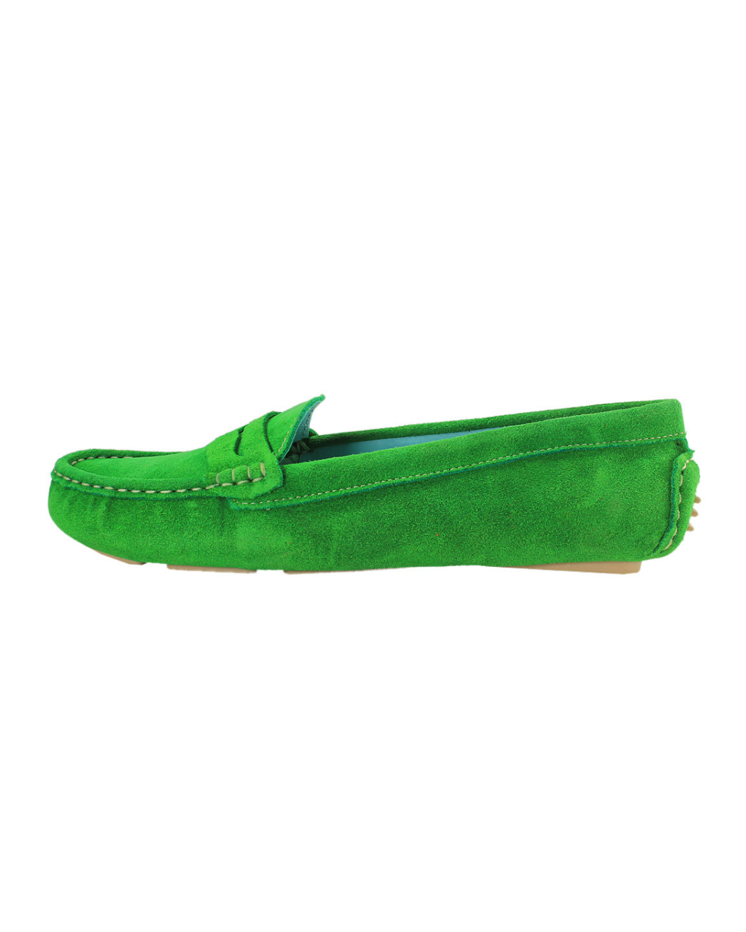 Zapatos de mujer tipo mocasín verdes en piel de gamuza de SanMiguelShoesmx, vista frontal con detalles de costura.