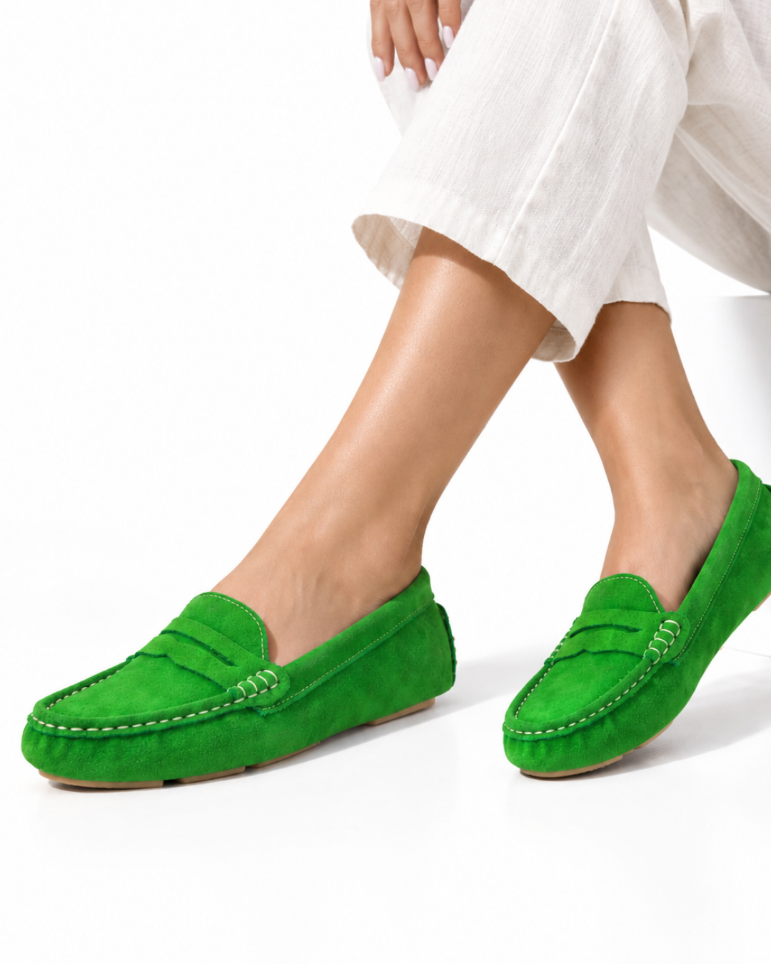 Zapatos tipo loafers verdes en piel de gamuza de SanMiguelShoesmx, con diseño elegante y cómodo para uso diario.