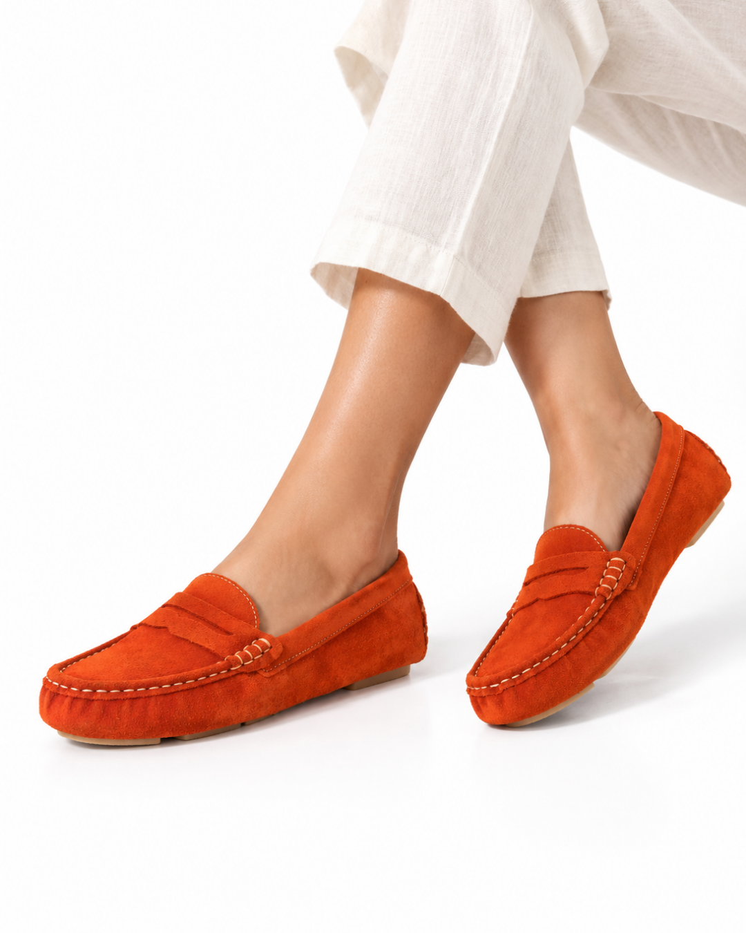 Zapatos tipo loafers naranjas de piel de gamuza de SanMiguelShoesmx, vista lateral con detalles de costuras.