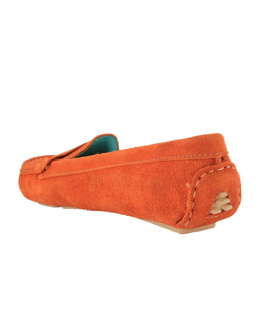 Zapatos tipo loafers en piel de gamuza naranja de SanMiguelShoesmx, visibles en la imagen.