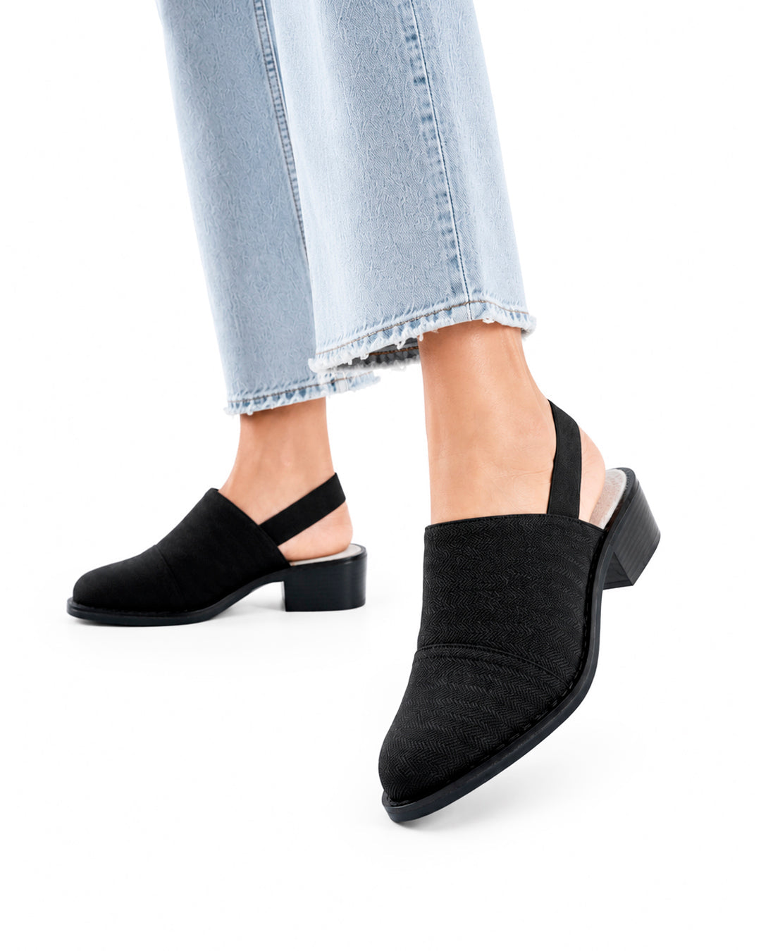 Zapatos negros Kendall de SanMiguelShoesmx con diseño elegante, vista frontal sobre fondo neutro.