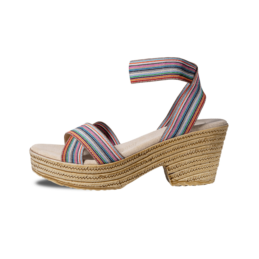 Zapatos Daliah Beige Irisado de SanMiguelShoesmx, vista lateral mostrando el acabado brillante y elegante del calzado.