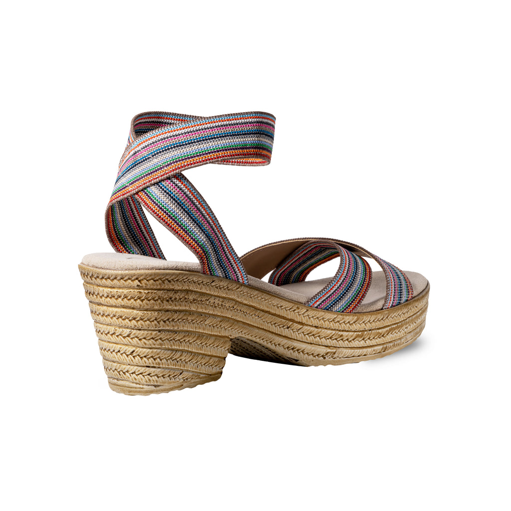 Zapatos Daliah Beige Irisado de SanMiguelShoesmx, vista lateral mostrando el diseño elegante y el acabado brillante del calzado.