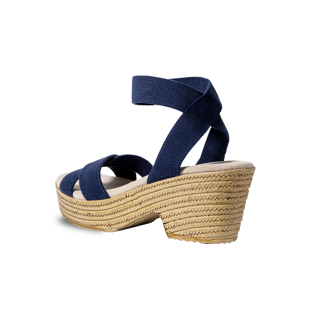 Zapatos Daliah Marino de SanMiguelShoesmx en atelier, con diseño elegante y detalles en color marino.