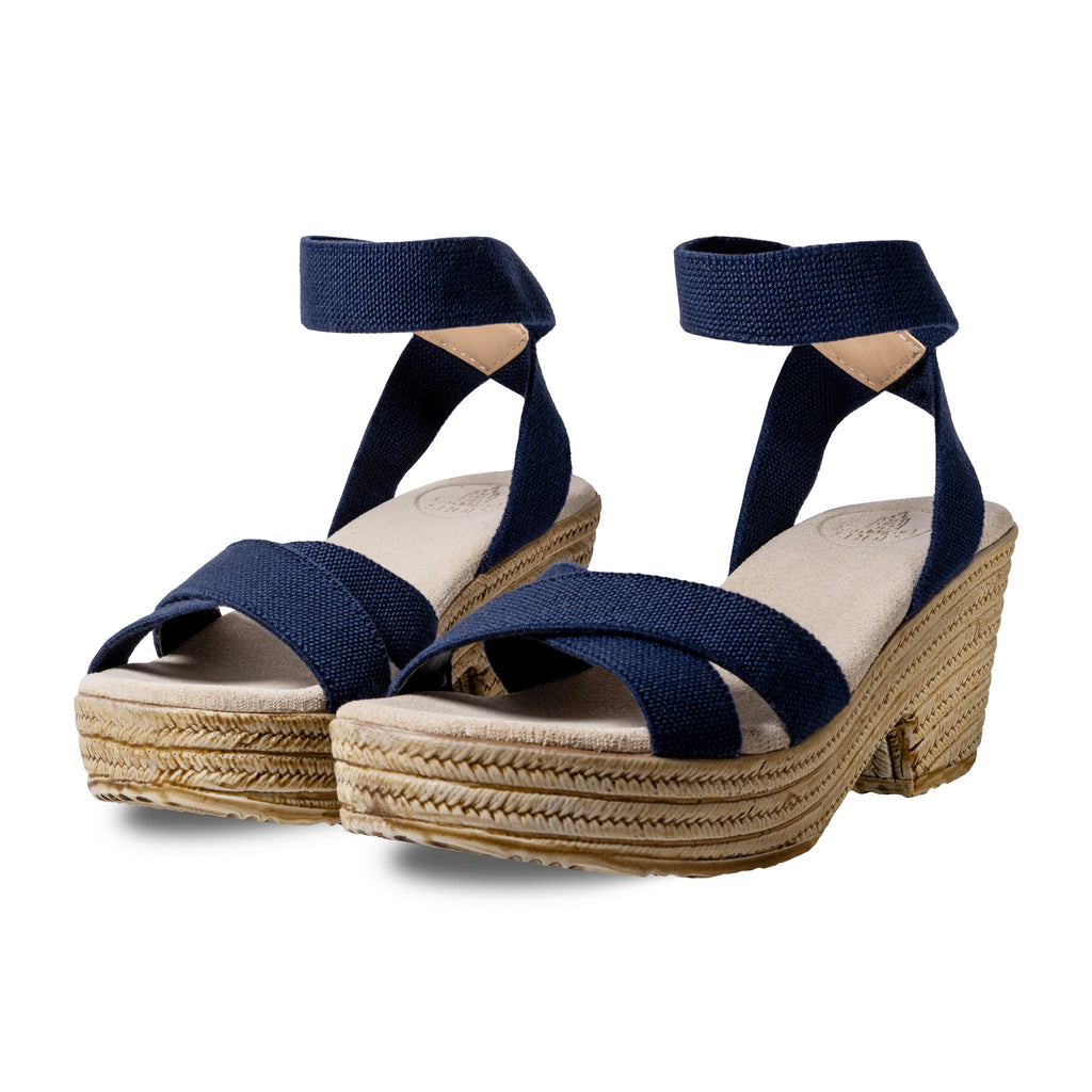 Zapatos Daliah Marino de SanMiguelShoesmx, con diseño elegante y detalles en tonos marinos, vistos desde un ángulo lateral.