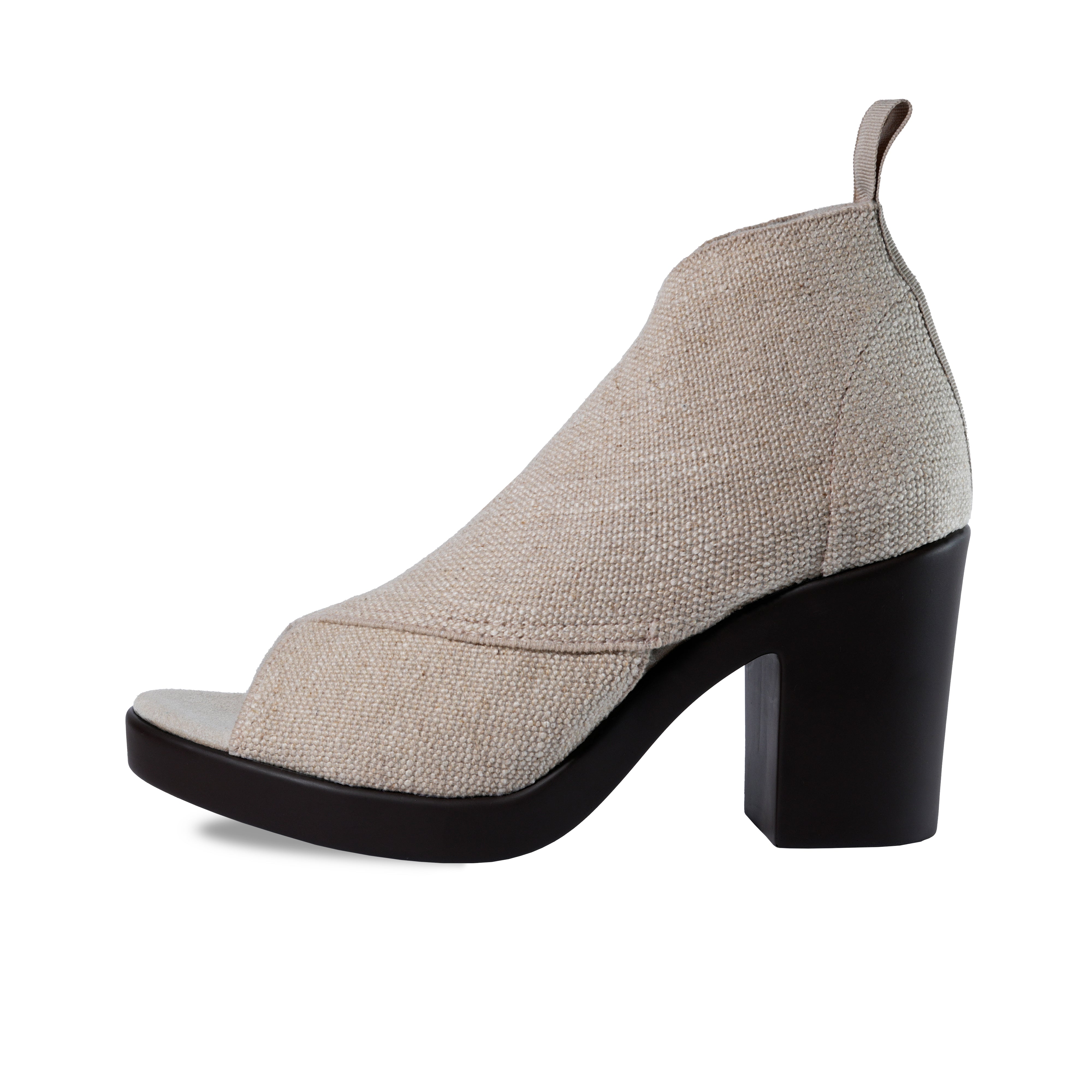 Zapatos Hailey Lino de SanMiguelShoesmx en color natural, con diseño elegante y detalles de tela de lino.