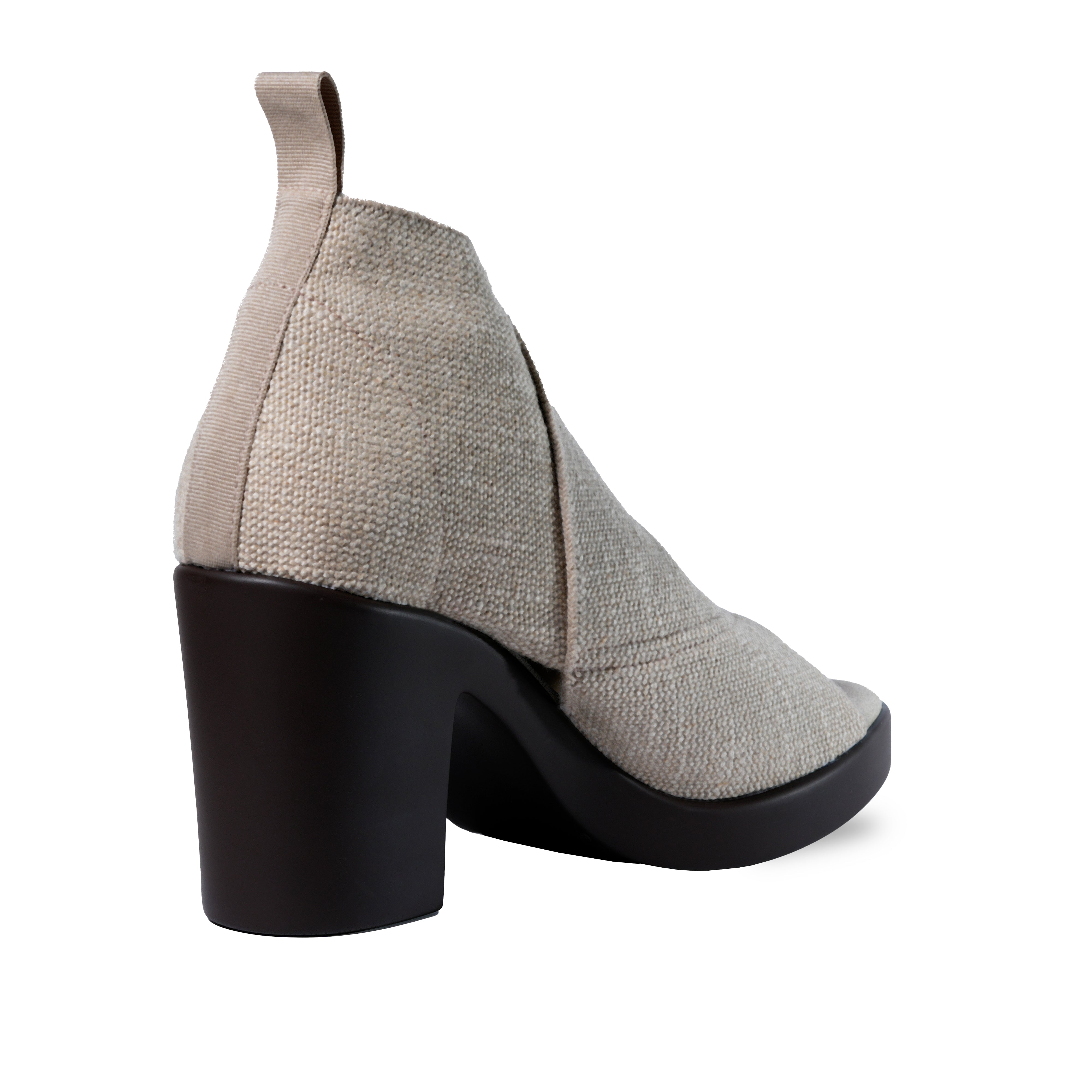 Zapatos de lino Hailey de SanMiguelShoesmx en color claro, con diseño elegante y detalles de tela natural para un estilo cómodo y sofisticado.
