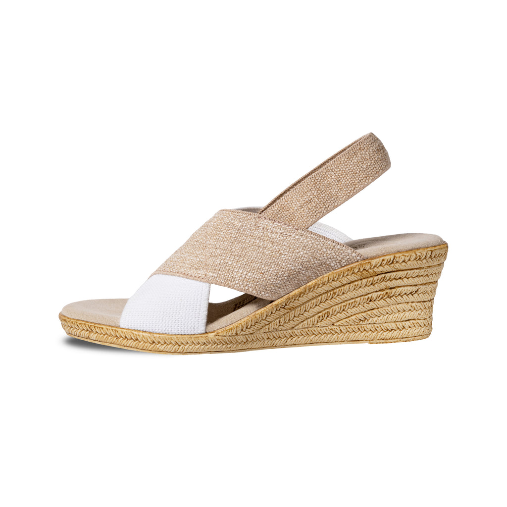 Zapatos blancos de lino Emilia de SanMiguelShoesmx, con diseño elegante y detalles en tela para un estilo sofisticado.