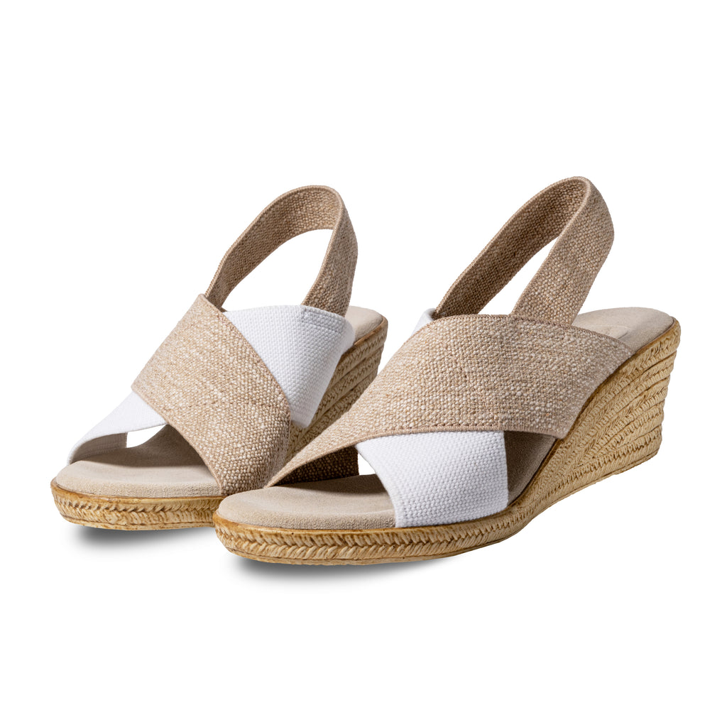 Zapatos Emilia blancos de lino de SanMiguelShoesmx, vista lateral con detalles de diseño y textura de tela.