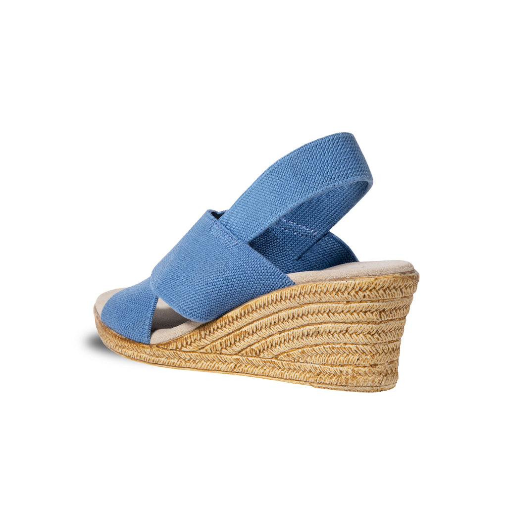 Zapatos Emilia Índigo de SanMiguelShoesmx, estilo elegante con detalles en tela azul y suela de cuero.