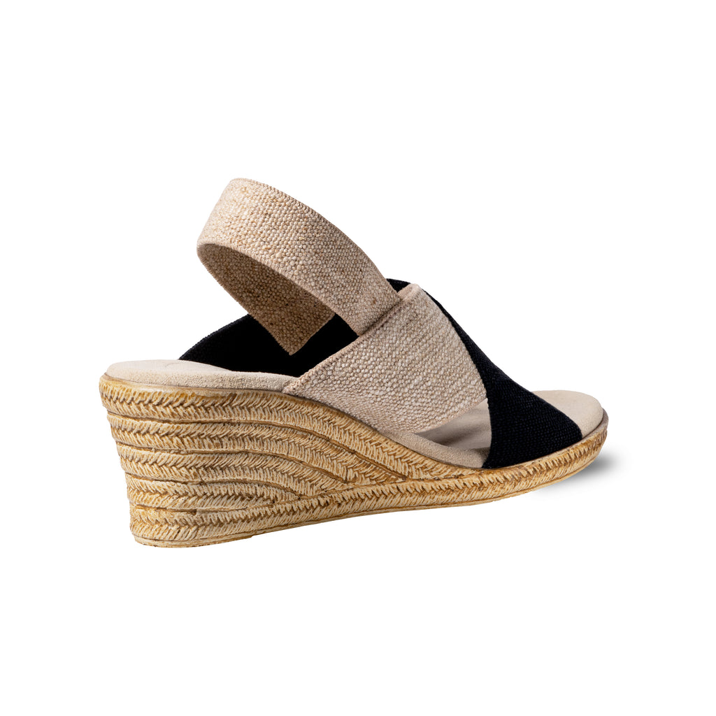 Zapatos negros Emilia Lino de SanMiguelShoesmx con diseño elegante y detalles de cuero, en primer plano sobre fondo neutro.