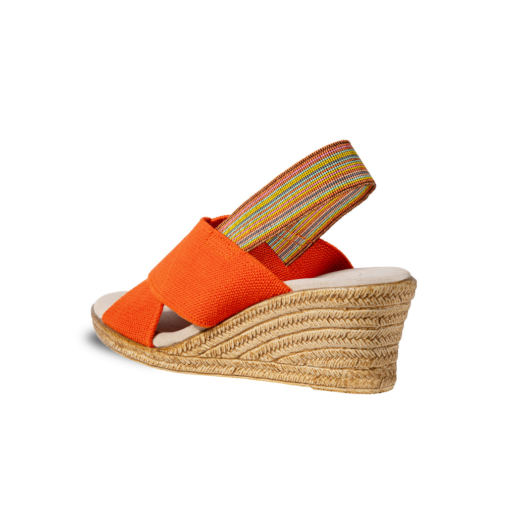 Zapatos Emilia Naranja de SanMiguelShoesmx, con diseño elegante y acabado en color naranja vibrante, en un fondo neutro.
