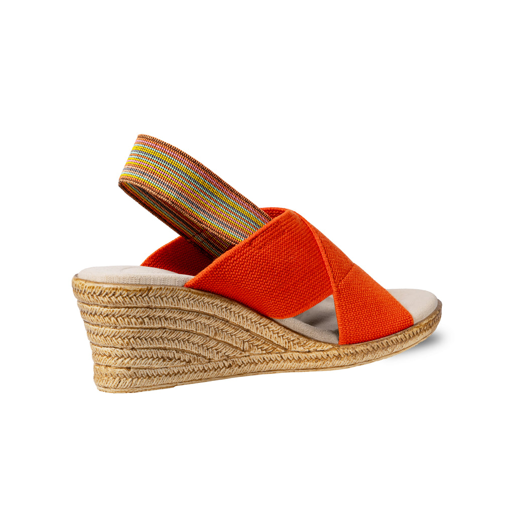Zapatos Emilia Naranja de SanMiguelShoesmx, con diseño elegante y color vibrante, vista desde el lateral sobre fondo neutro.