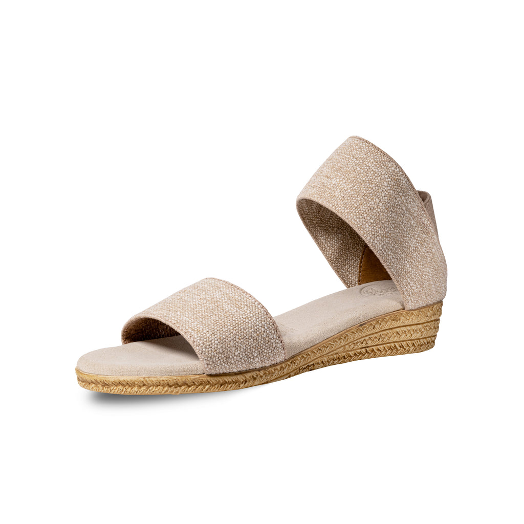 Zapatos Janie Lino de SanMiguelShoesmx en color beige, con detalles de tela y suela de goma, para un estilo cómodo y elegante.