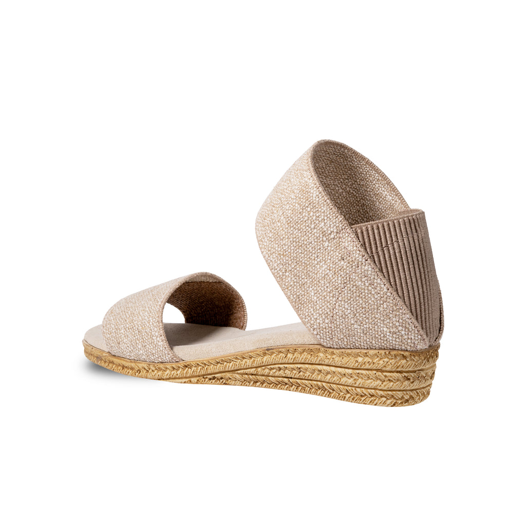 Zapatos Janie Lino de SanMiguelShoesmx, estilo casual en lino beige con suela de goma, visibles en la imagen.