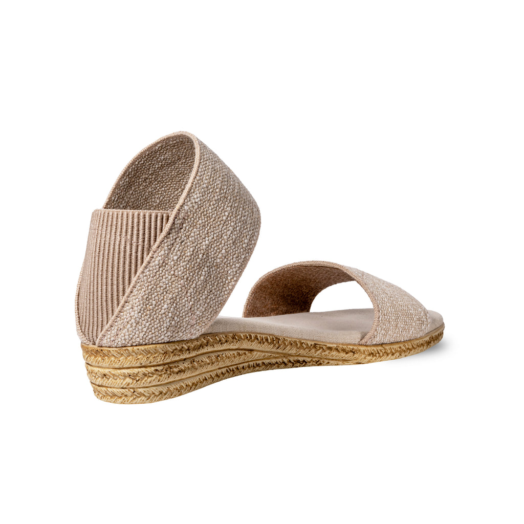 Zapatos Janie Lino de SanMiguelShoesmx, estilo cómodo y elegante en color blanco, con detalles de tela y suela de goma.