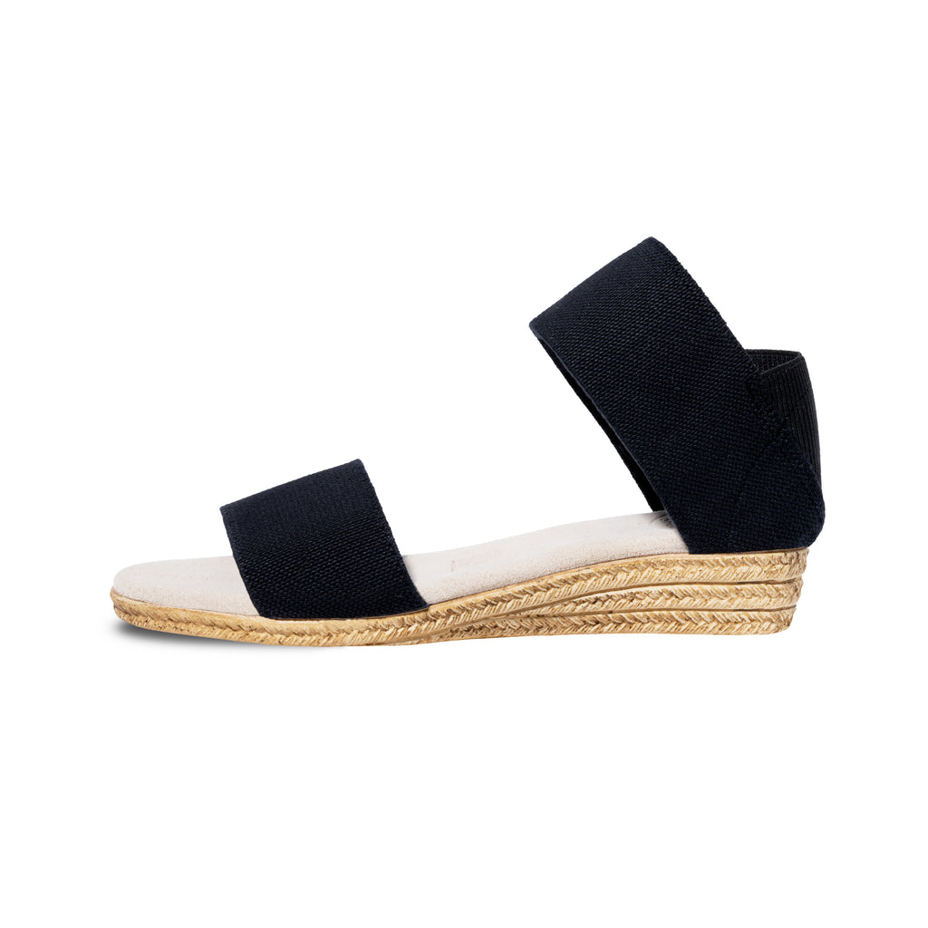 Zapatos Janiel negros de SanMiguelShoesmx, vista lateral mostrando el diseño elegante y la suela de goma.