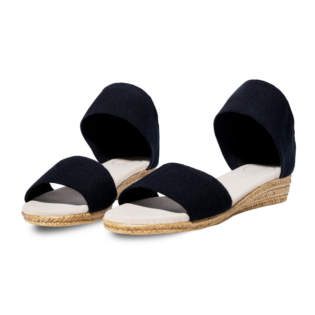 Zapatos Janiel negros de SanMiguelShoesmx, en vista lateral mostrando su diseño elegante y material de cuero.