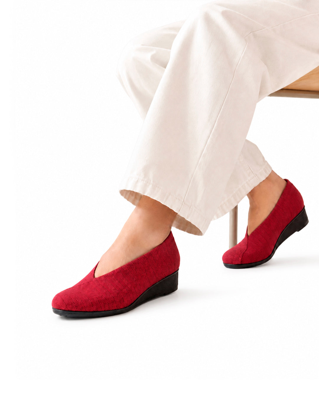 Zapatos Luna Cereza de SanMiguelShoesmx, diseño diagonal con detalles en color cereza y estilo moderno.