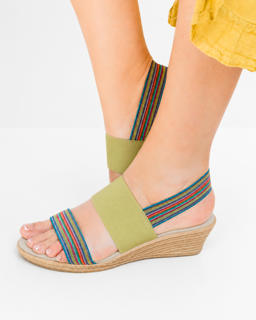 Zapatos verdes Cooper de SanMiguelShoesmx, vista frontal del calzado con detalles de diseño y suelas blancas.