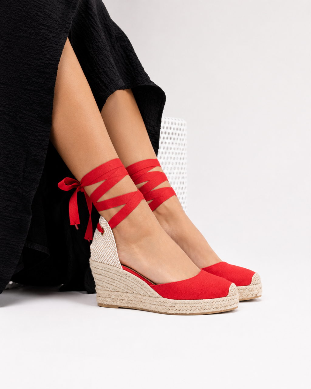 Alpargata roja de SanMiguelShoesmx con cordones y suela de yute en primer plano.
