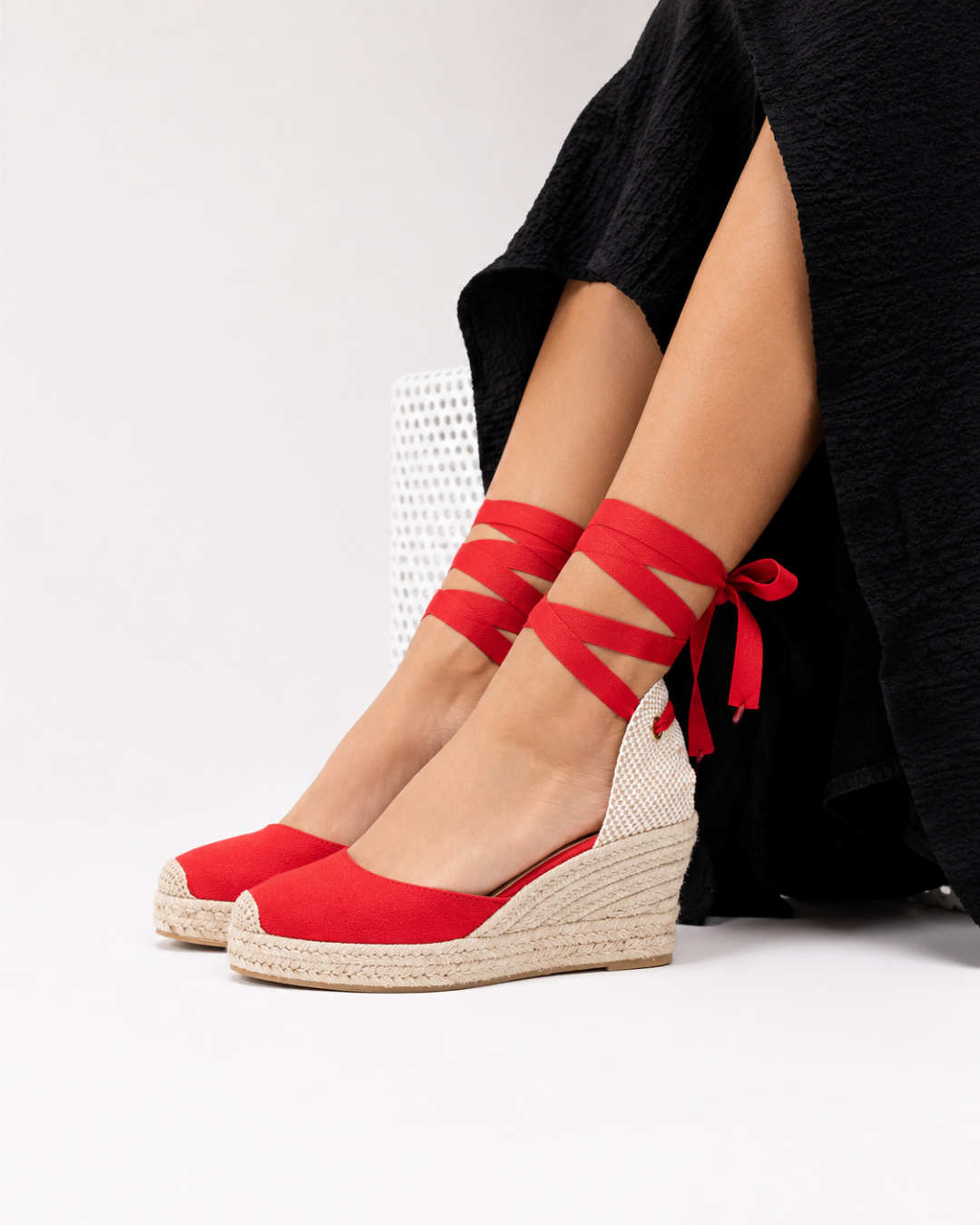 Alpargata roja de SanMiguelShoesmx con cordones y suela de yute en primer plano.