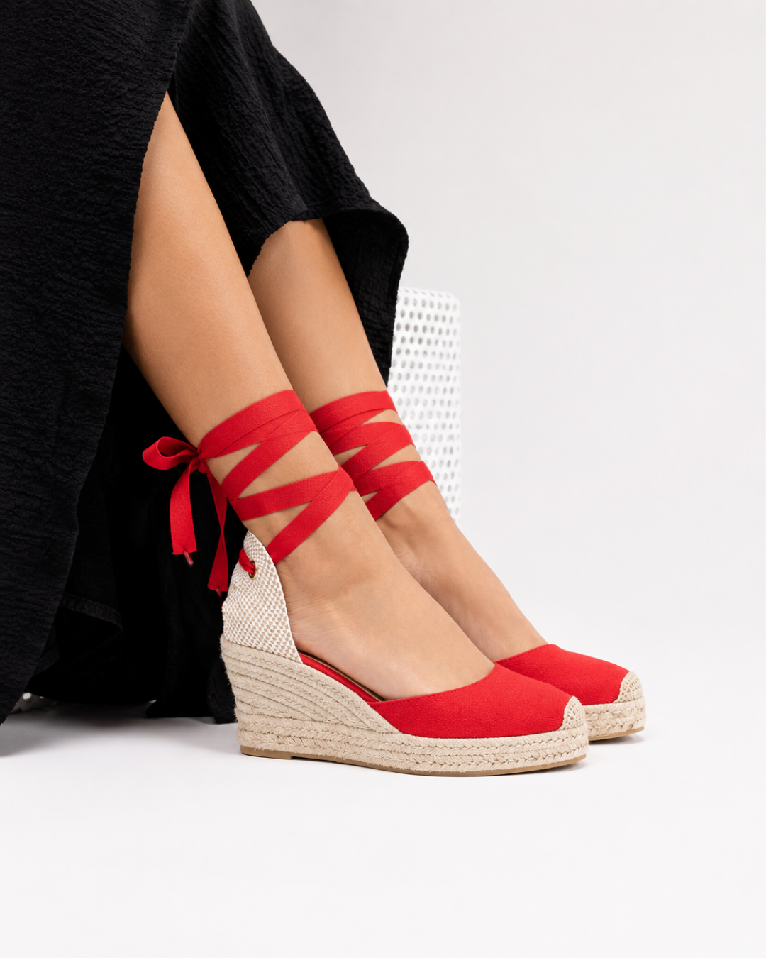 Alpargata roja de SanMiguelShoesmx con cordones y suela de yute en primer plano.