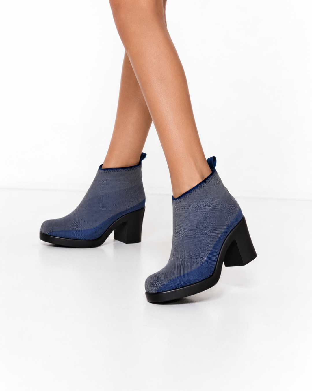 Jeans Daniela de mezclilla de SanMiguelShoesmx, con un diseño clásico y ajustado, en color azul y detalles en la cintura.