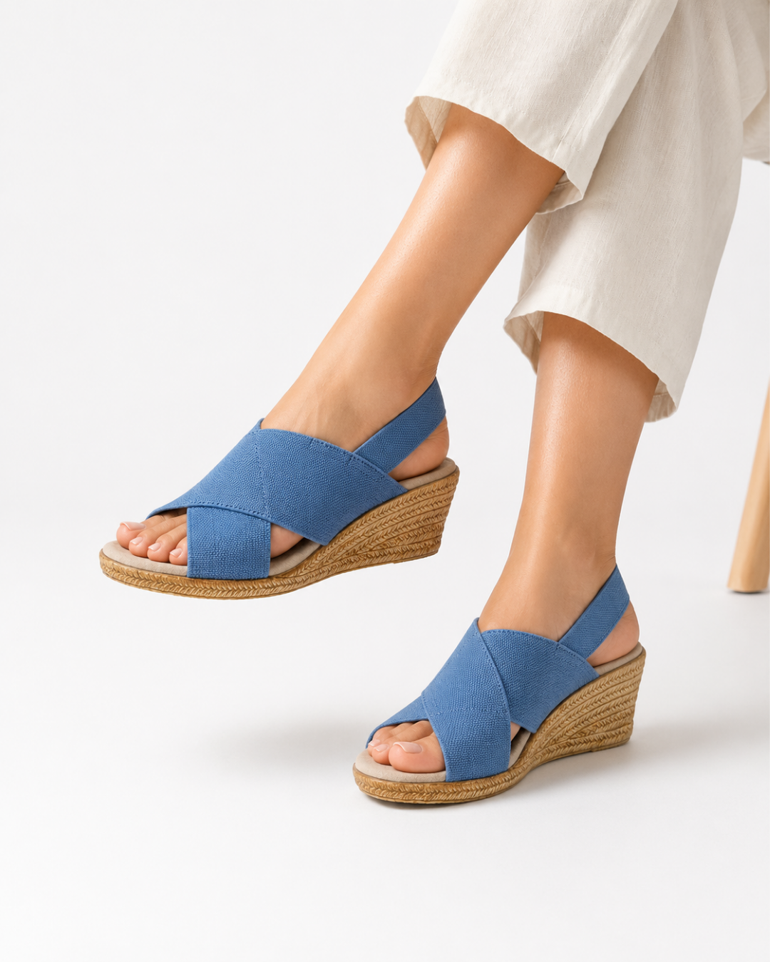 Zapatos Emilia Índigo de SanMiguelShoesmx, vista lateral mostrando la textura de cuero y detalles en tono azul intenso.