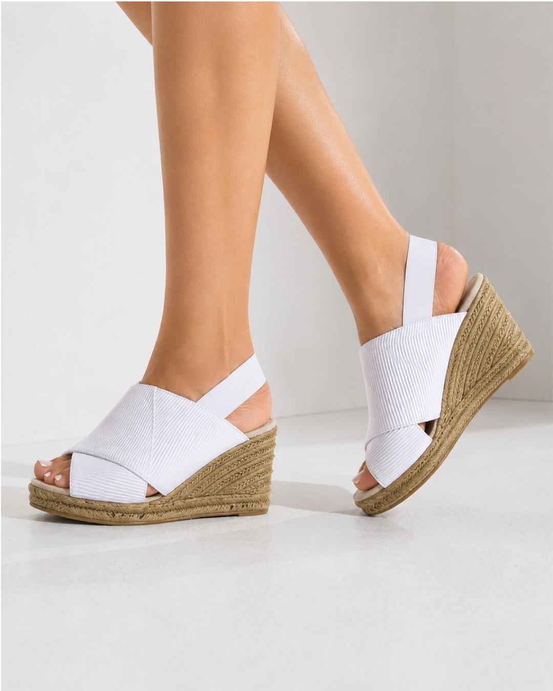 Zapatos Tory blancos de SanMiguelShoesmx, con diseño elegante y detalles en cuero, ideales para ocasiones formales.