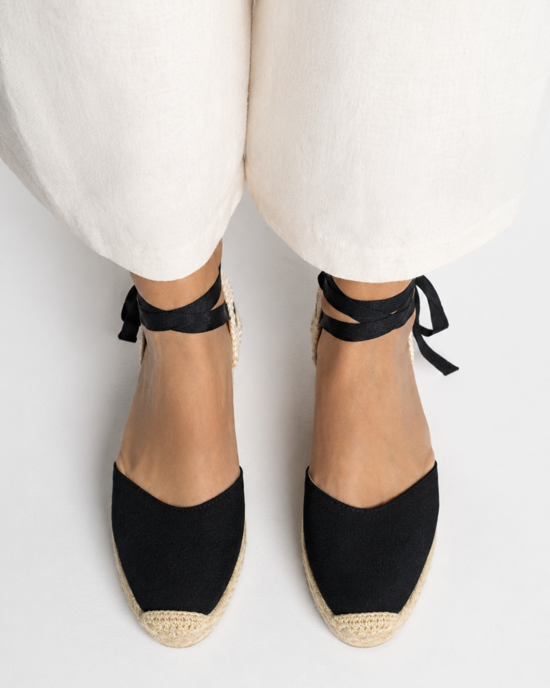 Alpargata negra de SanMiguelShoesmx, calzado casual con diseño de lona y suela de goma en primer plano.