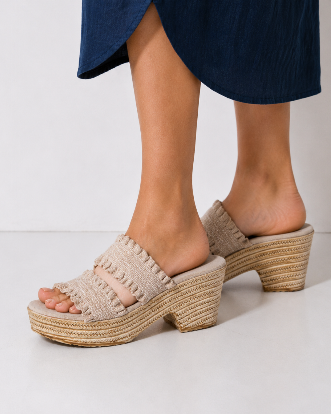 Zapatos Miranda Lino Olán de SanMiguelShoesmx, vista lateral mostrando el diseño en lino blanco y detalles en la suela