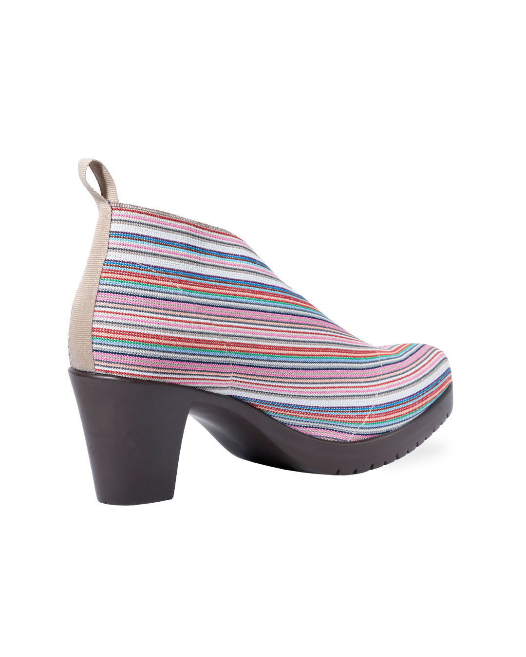 Zapatos beige irisados Lía de SanMiguelShoesmx con acabado brillante y diseño elegante, vista lateral del calzado.