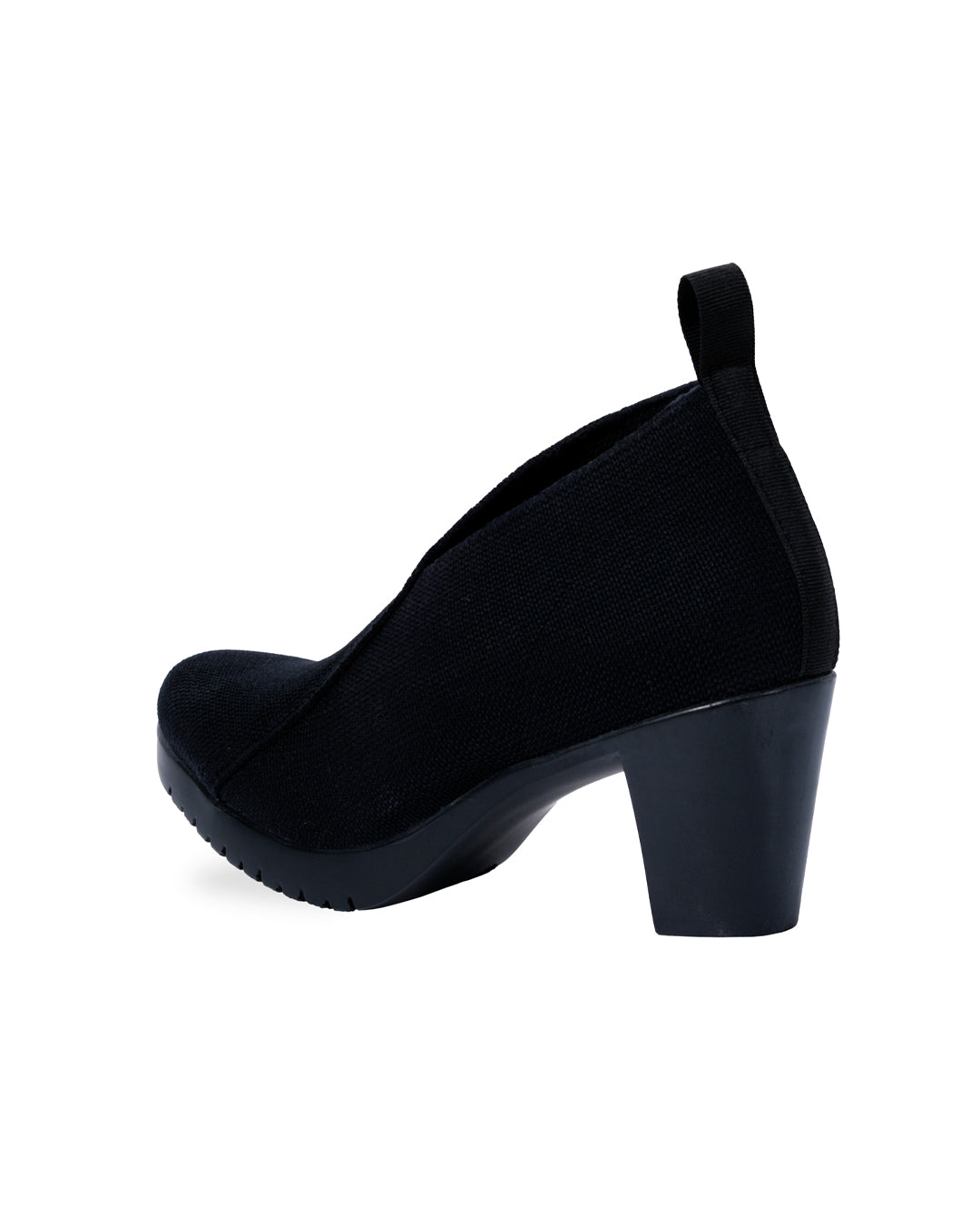Zapatillas negras Lía Atelier de SanMiguelShoesmx, vista frontal con detalles de diseño y cordones en la parte superior.