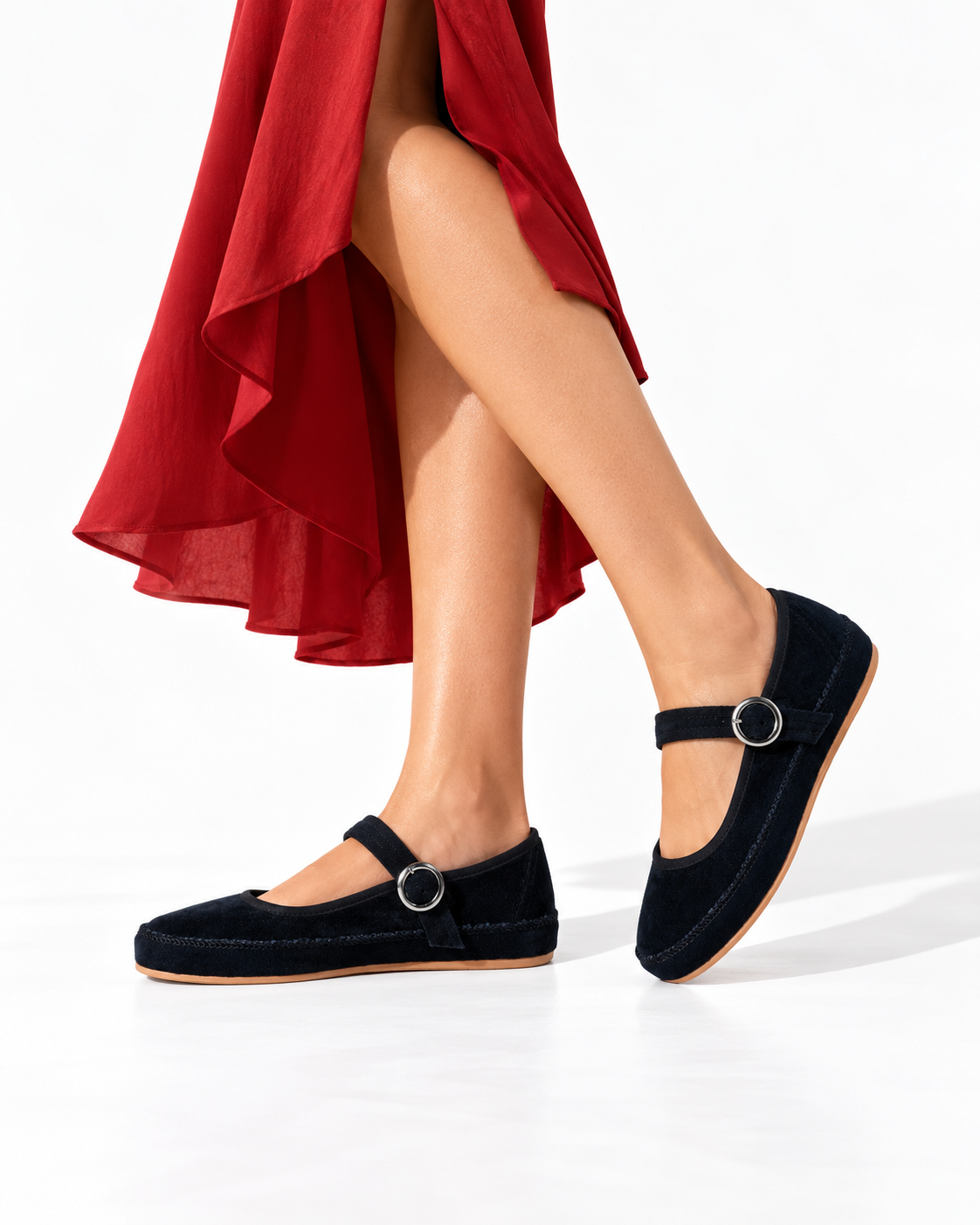 Balerinas negras Polly de SanMiguelShoesMX junto a un vestido rojo.